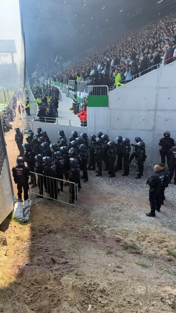 Einsatzkräfte bei einem Stadioneinsatz