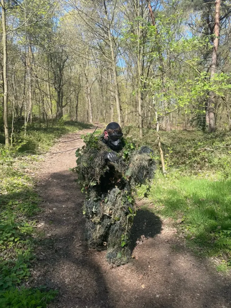 Beamter in Tarnausrüstung im Gelände